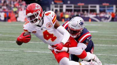 Chiefs snap 2-game losing streak with victory over Patriots