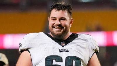 Eagles' Landon Dickerson sees facemask fall off helmet during first drive vs. Seahawks