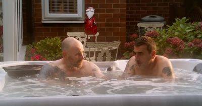 Coronation Street fans distracted by real-life link as Tim Metcalfe and Peter Barlow enjoy hot tub amid concern