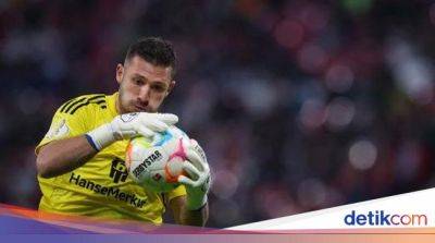 Inikah Gol Bunuh Diri 'Terbaik'? Momen Kiper Jebol Gawang Sendiri - sport.detik.com