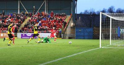 Stirling Albion - Darren Young - Stirling Albion hitman Carrick gets back on track as Binos share spoils with Annan - dailyrecord.co.uk