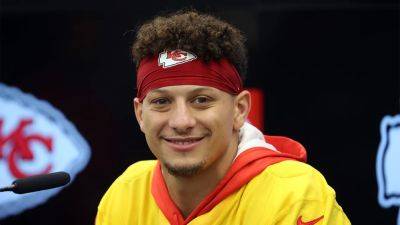 Patrick Mahomes - David Becker - Patrick Mahomes surprises Chiefs offensive line with personalized golf carts for Christmas - foxnews.com - Germany - county Patrick - Instagram