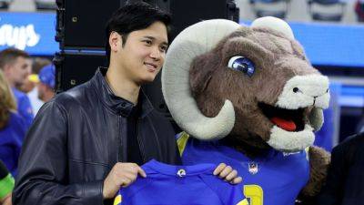 Shohei Ohtani gifted custom Rams jersey - ESPN