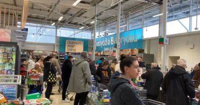Chaotic scenes at supermarkets in Wales as Christmas food shoppers queue at tills - walesonline.co.uk - county Cross