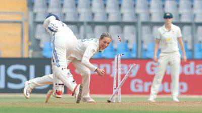 Ashleigh Gardner - Smriti Mandhana - Watch: Casual Running Costs Smriti Mandhana Big During India Women's First Test vs Australia - sports.ndtv.com - Australia - India