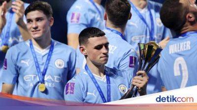 Kyle Walker - Julian Alvarez - Phil Foden - King Abdullah - Liga Inggris - Piala Fa - 'Tsunami Trofi' Benar-benar Nyata di Manchester - sport.detik.com