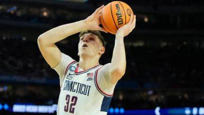 UConn center Donovan Clingan out 3-4 weeks with foot injury - ESPN