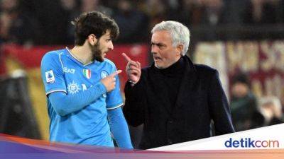 Jose Mourinho - As Roma - Momen Panas Roma Vs Napoli: Mourinho sampai 'Adu Kepala' sama Khvicha - sport.detik.com