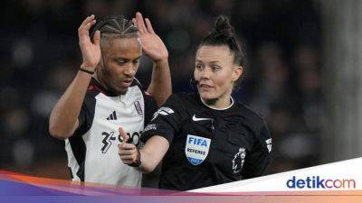 Potret Aksi Wasit Wanita Pertama dalam Momen Bersejarah Liga Inggris - sport.detik.com