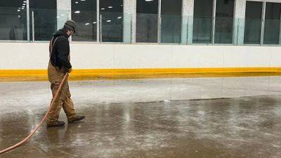 Sask. town struggles to solidify natural ice rink in warm winter season - cbc.ca - Canada