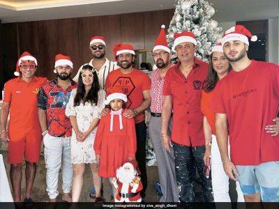 Viral Pic: MS Dhoni Celebrates Christmas With Family; Rishabh Pant Joins Them