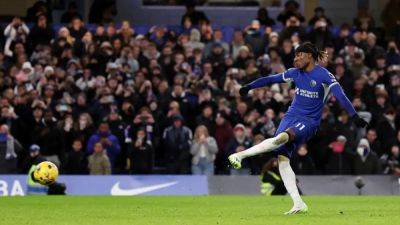 Late penalty earns Chelsea win over Crystal Palace