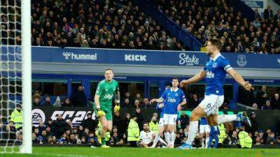Man City earn comeback win at Everton to go fourth