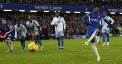 Super-sub Noni Madueke nets late penalty as Chelsea edge win over Crystal Palace