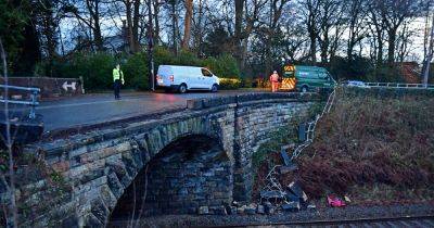 Travel chaos after car smashes into railway bridge - manchestereveningnews.co.uk - county Green - county Lane