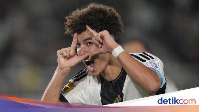 Wonderkid Barcelona Angkat Trofi Juara Piala Dunia U-17 di Indonesia - sport.detik.com - Indonesia