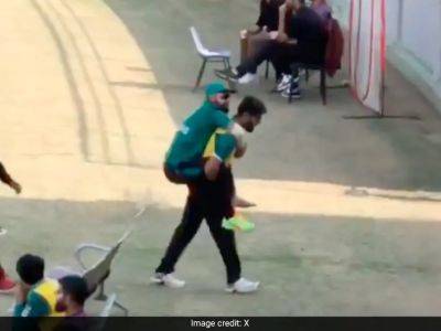 Shadab Khan - Watch - "Koi Stretcher Nahi Hai?": Injured Shadab Khan Taken Off Field In Bizarre Manner - sports.ndtv.com - India - Pakistan