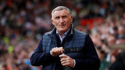 Sunderland sack manager Mowbray, Swansea part ways with Duff