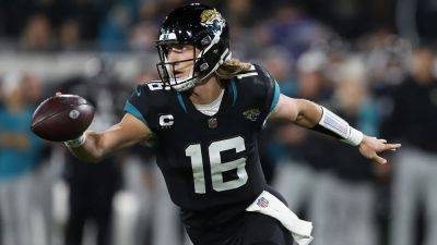 Jaguars' Trevor Lawrence suffers ankle injury, needs help from trainers to get off field vs Bengals