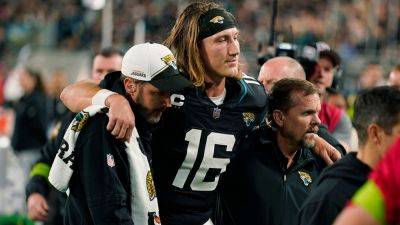 NFL fans hurt for Trevor Lawrence as he hobbles off field without medical cart's help