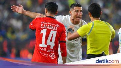 Cristiano Ronaldo - Momen Ronaldo Banting Deker gegara Kesal Ditekel - sport.detik.com - Portugal - Saudi Arabia