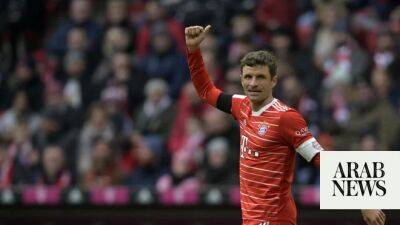 Müller sets record, scores to keep Bayern top in Bundesliga