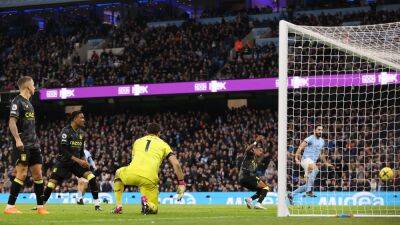 Manchester City cast Villa aside to close the gap on Arsenal