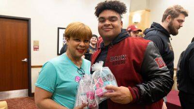 TikTok star, North Carolina college football player honors mother by supporting women fighting cancer - foxnews.com - Washington - New York - state North Carolina