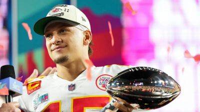 Patrick Mahomes reacts to injured Navy veteran Chiefs fan, gifted with Super Bowl tickets