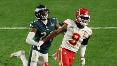 Chiefs' JuJu Smith-Schuster sends trolling Valentine's Day message to Eagles' defender after Super Bowl hold