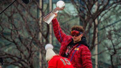 Patrick Mahomes hands Lombardi Trophy to random fan during Super Bowl parade