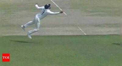 Pat Cummins - Cheteshwar Pujara - Watch: KL Rahul's stunning catch brings up 250th Test wicket for Ravindra Jadeja - timesofindia.indiatimes.com - Australia - India