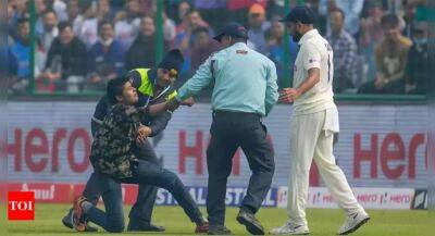 Peter Handscomb - Watch: Mohammed Shami rescues pitch invader, wins hearts - timesofindia.indiatimes.com - Australia - India