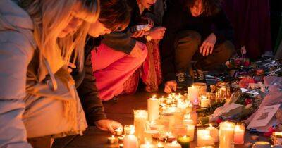 Andy Burnham - Candles flicker in the wind as a broken town comes together to remember Brianna Ghey - manchestereveningnews.co.uk - Britain - Manchester