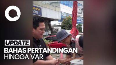 Erick Thohir - Momen Pertemuan Erick Thohir dengan Wasit yang Berjualan Kembang Tahu - sport.detik.com