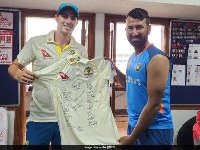 Pat Cummins - Nathan Lyon - Rohit Sharma - Pat Cummins Gifts Signed Team Jersey To Cheteshwar Pujara For Completing 100 Tests - sports.ndtv.com - Australia - India -  Delhi - Jersey