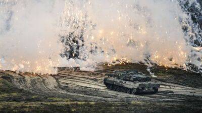 Vladimir Putin - Ukraine war: Russian forces massing in east, bounty on Western tanks, sanctions evasion network - euronews.com - Russia - Ukraine - Usa -  Moscow -  Donetsk