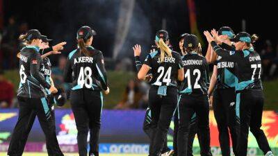 Bismah Maroof - Sophie Devine - Amelia Kerr - Women's T20 World Cup: New Zealand Stay Alive In Semi-final Race; Pakistan, Sri Lanka Lose - sports.ndtv.com - Australia - South Africa - Ireland - New Zealand - India -  Cape Town - Sri Lanka - county White - Bangladesh - Pakistan - county Park