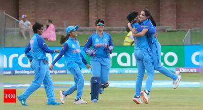 Laura Delany - Women's T20 World Cup, India vs Ireland Highlights: Smriti Mandhana shines as India beat Ireland by 5 runs (DLS) to qualify for semis - timesofindia.indiatimes.com - Australia - Ireland - India - Pakistan