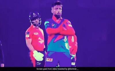 Babar Azam - Mohammad Amir - Shahid Afridi - Watch: Mohammad Amir's Controversial Gesture In PSL Leaves Fans Fuming - sports.ndtv.com - Pakistan