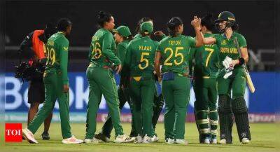 Laura Wolvaardt - Sune Luus - Women's T20 World Cup: England and South Africa set up semi-final clash - timesofindia.indiatimes.com - Australia - South Africa - India - Bangladesh - Pakistan