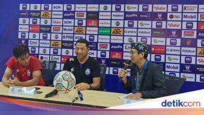 Luis Milla - Marc Klok - Pelatih Arema Kritik Strategi Buang Waktu Pemain Persib - sport.detik.com