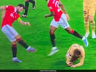 Watch: Manchester United's Bruno Fernandes Blasts Ball At Barcelona's Frenkie De Jong, Sparks Massive Brawl