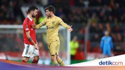 Bruno Fernandes - Ups! Bruno Fernandes Tendang Bola ke De Jong yang Lagi Terkapar - sport.detik.com - Manchester