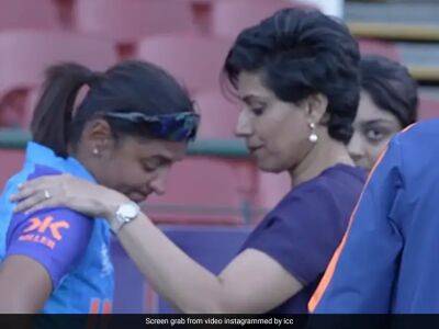 Beth Mooney - Meg Lanning - Harmanpreet Kaur - Watch: Anjum Chopra's Gesture As Harmanpreet Kaur Cries Inconsolably After India's T20 World Cup Heartbreak - sports.ndtv.com - Australia - India