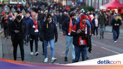 Isu - Warlok Trafford Komplain, Banyak Sampah dan Bau Pesing Tiap MU Main - sport.detik.com - Manchester