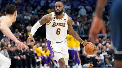 LeBron James to monitor right foot after injury against Mavs
