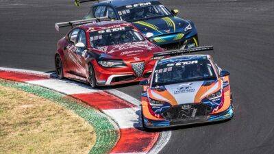 Mikel Azcona - 2022 FIA ETCR Recap: Azcona and Hyundai Motorsport glory in Vallelunga - eurosport.com