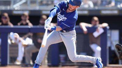 Dodgers' Gavin Lux injures knee in spring training game