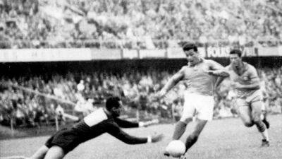Just Fontaine, FIFA World Cup Finals Record Goal-Scorer, Dies At 89